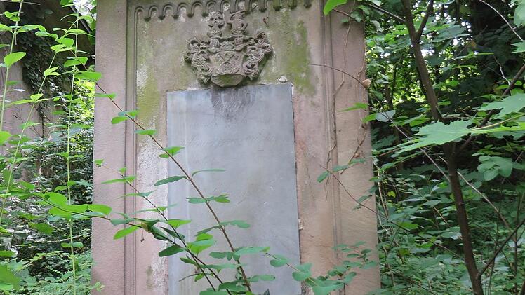 Das Denkmal f&uuml;r die Geschwister Aichinger vom Aichstamm im alten Friedhof. Foto: Erich Olbrich