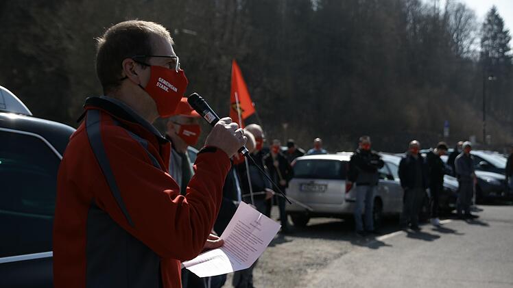 GKN-Betriebsratsvorsitzender Arno Nüchter erklärte den Beschäftigten, worum es ging. Foto: Steffen Standke