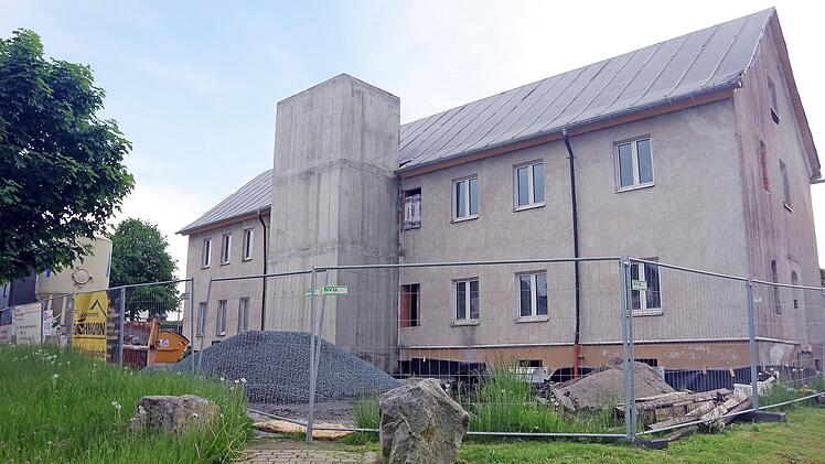 Beim „Haus der Generationen“ in Hirschfeld gehen die Arbeiten in großen Schritten voran.