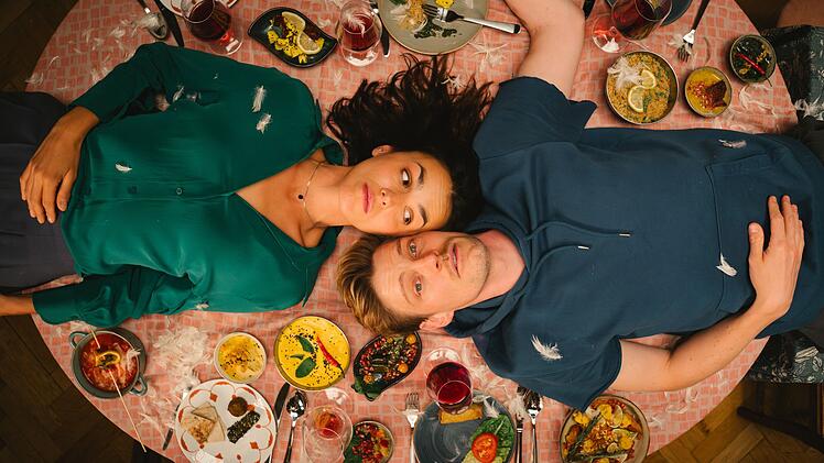 Sehr sehenswerte ZDF-Kom&ouml;die "Feste Feiern": Zum 40. Geburtstag von Knut (Helgi Schmid) hat ihm seine Freundin Karo (Lucie Heinze) eine &Uuml;berraschungsparty organisiert - mit den Familien des Paares. Der Abend droht zu entgleisen - in mehrerlei Hinsicht.