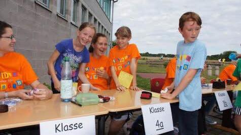 Lehrerin Sabine Pohl mit Ricarda, Celina, und Lars. Foto: Heike Reinersmann