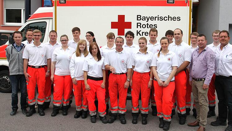 Die neuen Rettungsdiensthelfer mit Ausbilder Wolfgang Brühl (3. von rechts) und den Prüfern (von links) Sven Appold, Christian Ganziger und Helmut Schroll (rechts).  Foto: Michael Will