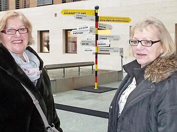 Margit Pfisterer und Brigitte Bauer vor dem Auswärtigen Amt.  Foto: privat