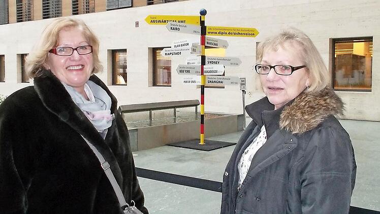 Margit Pfisterer und Brigitte Bauer vor dem Auswärtigen Amt.  Foto: privat