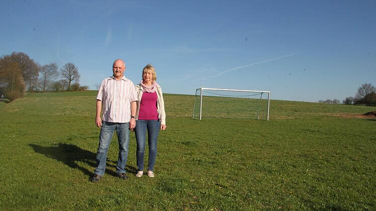 Um diese Wiese im Schondraer Ortsteil Einraffshof geht's. Auf eigenen Kosten haben die Einraffshofer hier Spielgeräte aufgestellt. Foto: Ulrike Müller