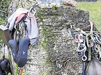 Das Obertrubacher Grab von Wolfgang Güllich (o.) schmücken zahlreiche Kletterutensilien und die Kupferbox mit dem Kondolenzbuch auf dem Grabstein. Roto: Reinhard Löwisch