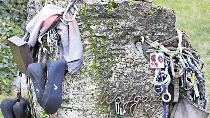 Das Obertrubacher Grab von Wolfgang Güllich (o.) schmücken zahlreiche Kletterutensilien und die Kupferbox mit dem Kondolenzbuch auf dem Grabstein. Roto: Reinhard Löwisch