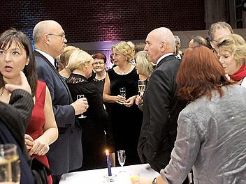 Small-Talk unter den zahlreichen Gästen beim Sektempfang.