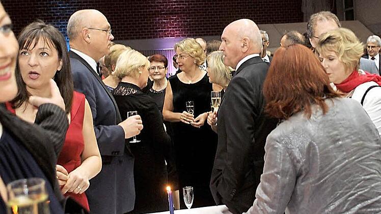 Small-Talk unter den zahlreichen Gästen beim Sektempfang.