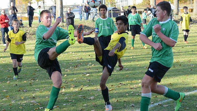 Nimmt es auch mit mehreren Gegenspielern auf: der Römershager Paramveer Singh, der hier das Duell mit (von links) Lara Matthes, Pedro Anastacio da Silva und Michael Reith vom FC Hammelburg sucht. Foto: ssp