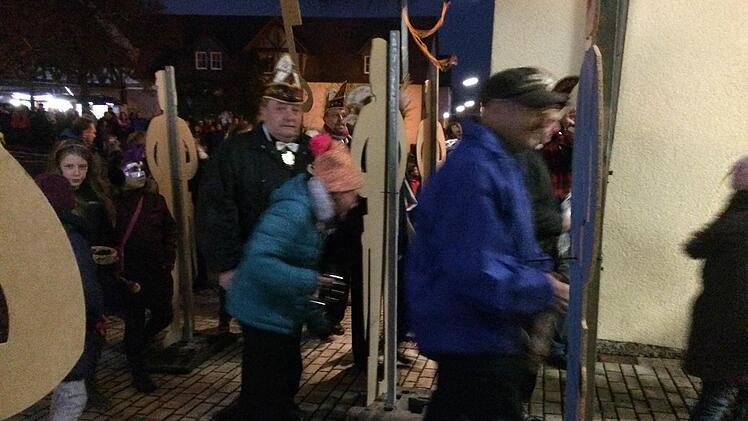 Kaum hatte der B&uuml;rgermeister den Schl&uuml;ssel f&uuml;rs Rathaus nach unten gelassen, st&uuml;rmten die Narren das Geb&auml;ude. Foto: Kerstin V&auml;th