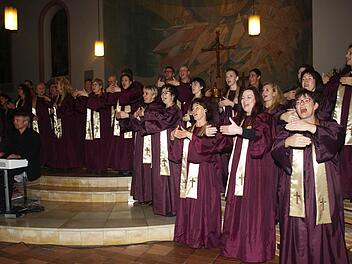 Mit einem Benefizkonzert in der Kirche St. Dionys erfreuten die "KisSingers" unter der Leitung von Kantor Jörg Wöltche. Initiatorin für das Gastspiel war Evi Kiesel (vorne rechts), die seit 18 Jahren mitsingt.  Foto: Stefan Geiger