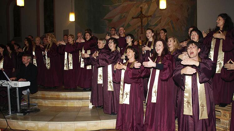Mit einem Benefizkonzert in der Kirche St. Dionys erfreuten die "KisSingers" unter der Leitung von Kantor Jörg Wöltche. Initiatorin für das Gastspiel war Evi Kiesel (vorne rechts), die seit 18 Jahren mitsingt.  Foto: Stefan Geiger
