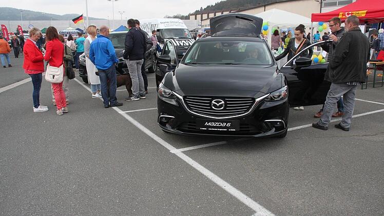Die 2. Auto- und Gewerbemesse hat ihre Pforten geöffnet. Tausende von Besuchern informieren sich über die neuesten Automodelle Foto: Stephan Stöckel.