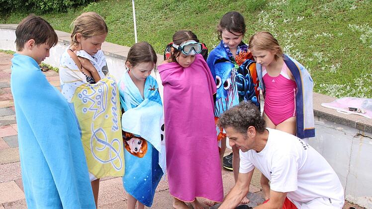 Mit dem "Ambu Man", einer Übungspuppe, demonstrierte der technische Leiter der Wasserwacht Maßbach, Peter Gräf, die Mund-zu-Mund-Beatmung und die Herz-Lungen-Beatmung und ließ die Kinder auch selbst an der Puppe üben. Foto: Dieter Britz