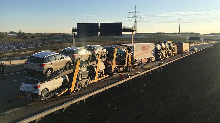 Auf der A3 hat sich ein schwerer Unfall mit mehreren Lkw ereignet. Dabei kam ein Mensch ums Leben. Die Autobahn war voll gesperrt. Foto: NEWS5 / Höfig