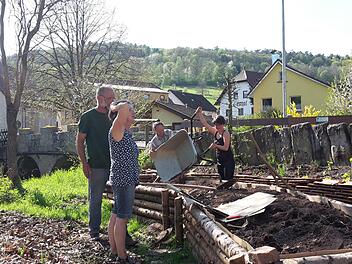 Gemeinsam arbeiten und gemeinsam ernten. Das Prinzip des Gemeinschaftsgartens funktioniert in Eckarts sehr gut. Foto: Isabell Gerr