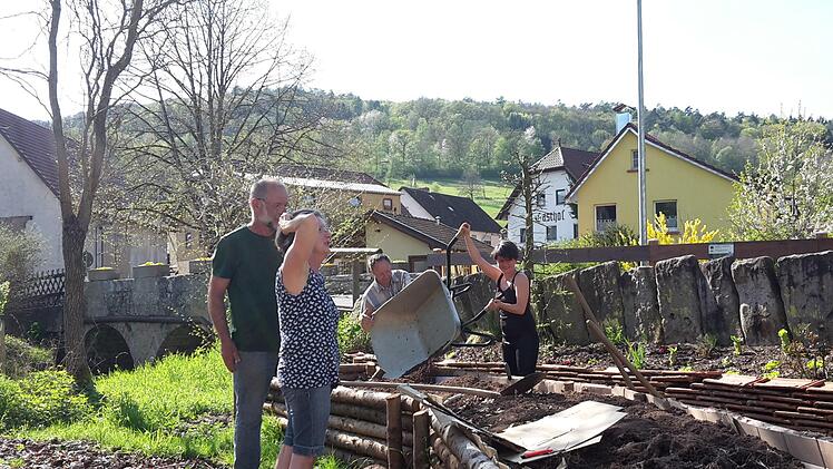 Gemeinsam arbeiten und gemeinsam ernten. Das Prinzip des Gemeinschaftsgartens funktioniert in Eckarts sehr gut. Foto: Isabell Gerr