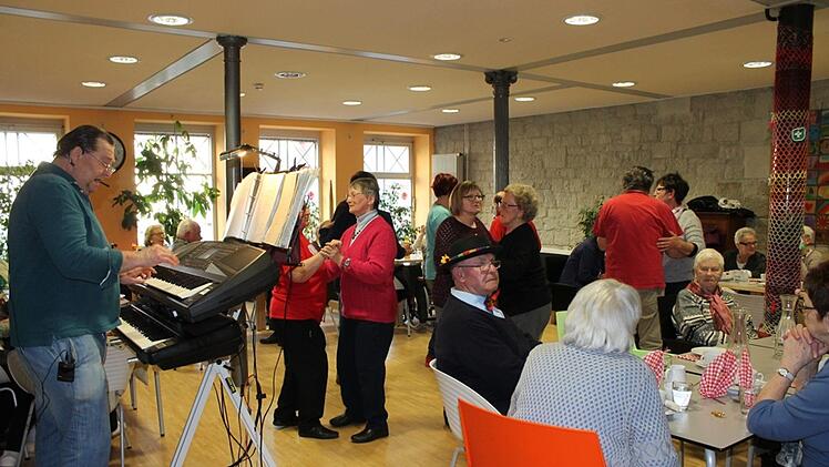 Musikkaffee: Tanz und Plausch beim Musikkaffee.  Lisa Geyer