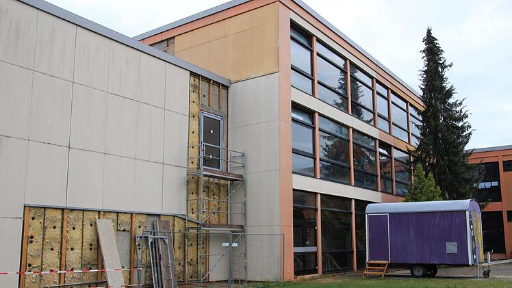 Die Fassade der Schule wird erneuert. Jutta Rudel