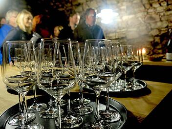Die Teilnehmer erleben in den Gewölbekellern eine authentische Weinatmosphäre. Foto: Gerd Schaar