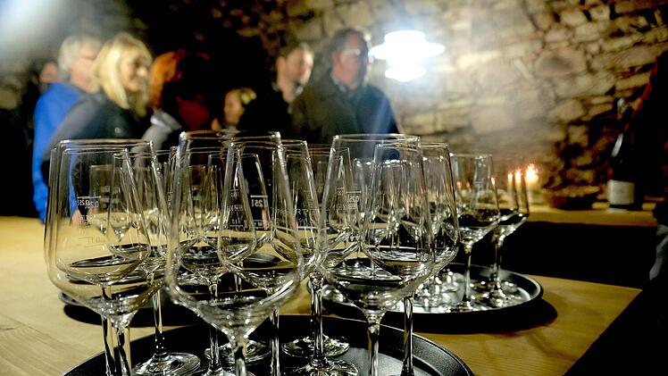 Die Teilnehmer erleben in den Gewölbekellern eine authentische Weinatmosphäre. Foto: Gerd Schaar