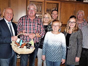 Karl-Heinz Krüger (Dritter von links) mit (von links) TSV-Vorsitzendem Thomas Specht, Bürgermeister Hermann Anselstetter, Tochter Andrea mit Freund Andreas, Ehefrau Heidi, Tochter Daniela, Bruder Hans und Fritz Hereth  Foto: Werner Reißaus