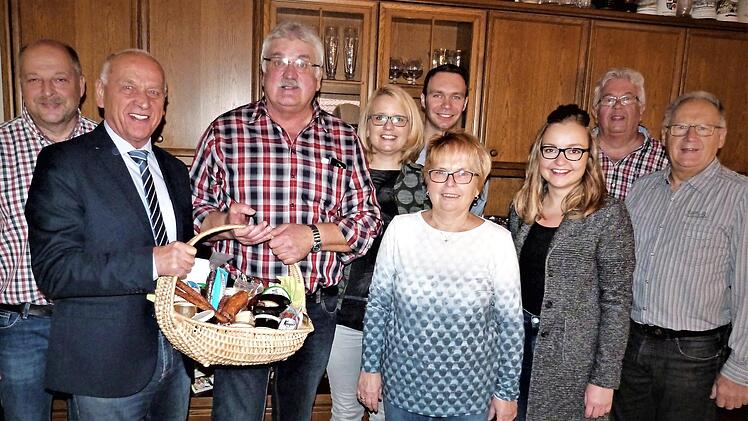 Karl-Heinz Krüger (Dritter von links) mit (von links) TSV-Vorsitzendem Thomas Specht, Bürgermeister Hermann Anselstetter, Tochter Andrea mit Freund Andreas, Ehefrau Heidi, Tochter Daniela, Bruder Hans und Fritz Hereth  Foto: Werner Reißaus