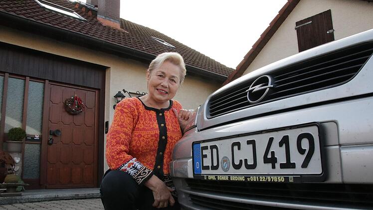 Regina de Jorge hat ihr altes Kennzeichen einfach behalten. Foto: Ralf Ruppert