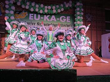 Augenweide in grün-weiß: die Prinzengarde Doris Bauer
