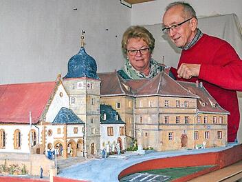 Manfred und Margit Mahr mit dem Modell der St.-Ägidius-Kirche  Foto: Thomas Micheel