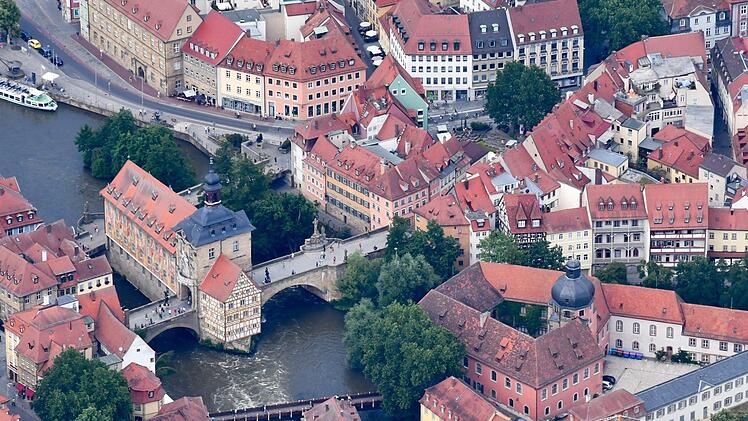 Das als Bischofsresident errichtete Schloss Geyerswörth liegt unmittelbar neben dem Brückenrahtus.