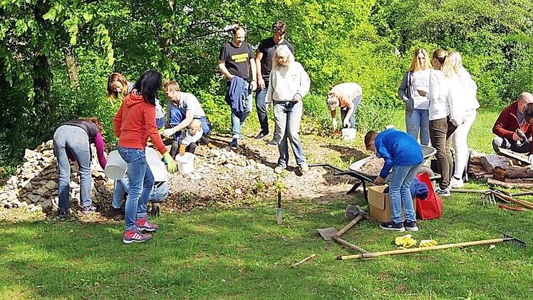 Schüler und Eltern ließen ein Wildinsekten-Village entstehen. Foto: Heike Schülein