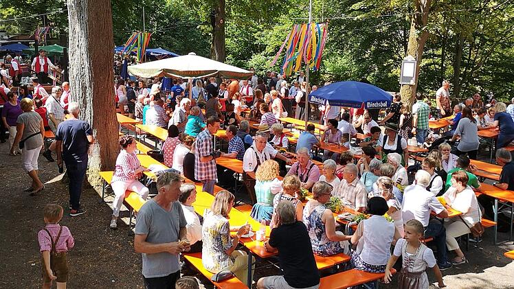 Feiern in entspannter Atmosphäre beim Kasendorfer KellerfestFoto: Katharina Müller-Sanke