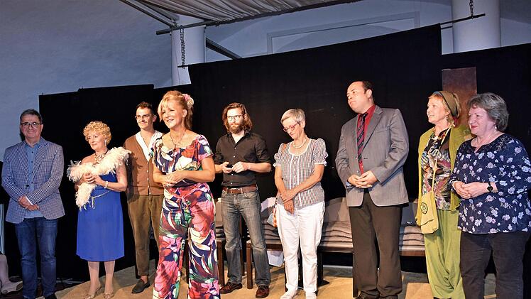 Die Theaterwerkstatt Haßfurt ist eine Kooperation aus Amateuren und Profis. Zum 20. Geburtstag gestalteten die Gründungsmitglieder und freie Schauspieler unter Leitung von Nina Lorenz einen wundervollen Theaterabend in ihrem Domizil, dem Gewölbekeller der Stadthalle. Unser Bild zeigt (von links) Werner Lorenz, Gabriele Marquardt, Martin Habermeyer, Andrea Tiessen-Lehmann, Felix Pielmeier, Annerose Simon, Patrick L. Schmitz, Heidi Merz und die musikalische Leiterin Petra Schlosser.