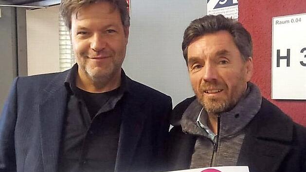 Mark Deavin (rechts) traf an der Uni in Bayreuth den Bundesvorsitzenden Robert Habeck (links) und &uuml;berzeugte ihn vom Herzogenauracher gr&uuml;nen Wahlkampfmodell mit dem Herz.  Foto: privat