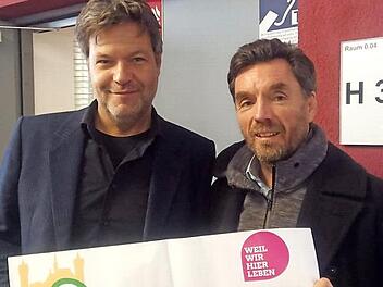 Mark Deavin (rechts) traf an der Uni in Bayreuth den Bundesvorsitzenden Robert Habeck (links) und überzeugte ihn vom Herzogenauracher grünen Wahlkampfmodell mit dem Herz.  Foto: privat