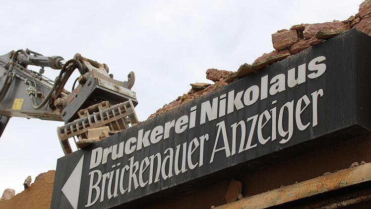 Stück für Stück wird die ehemalige Druckerei Nikolaus abgetragen. Foto: Ulrike Müller