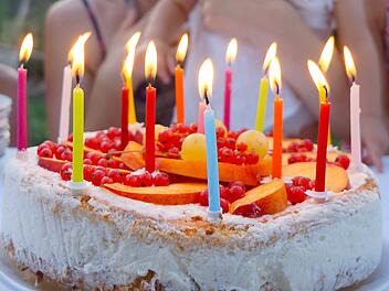 Verrücktes Paradoxon: So wahrscheinlich ist es, dass Menschen die du kennst am selben Tag Geburtstag haben