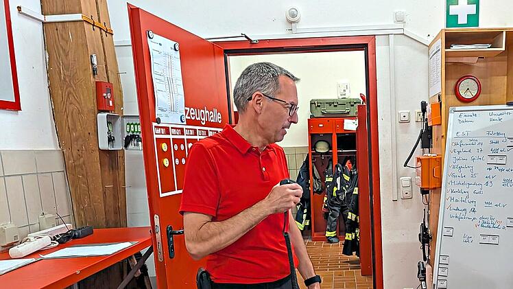 Kommandant der M&uuml;nnerst&auml;dter Feuerwehr, Guido Denner, leitete im Feuerwehrhaus die Eins&auml;tze.Ellen M&uuml;tzel