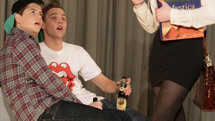 Bruno und Kumpel (Fabian Kleinhenz) werden von Johanna Gindl vollphilosophiert