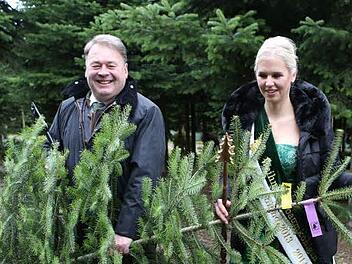 Minister Helmut Brunner und die Deutsche Christabaumkönigin eröffneten die Christbaumsaison imWachenrother Ortsteil Oberalbach. Fotos: Barbara Herbst
