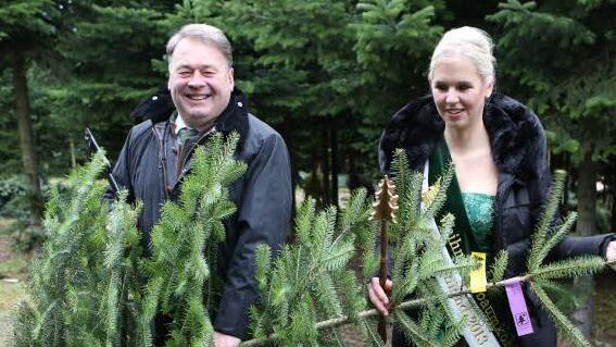 Minister Helmut Brunner und die Deutsche Christabaumkönigin eröffneten die Christbaumsaison imWachenrother Ortsteil Oberalbach. Fotos: Barbara Herbst