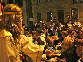 Christkind Christina und die beiden Engel Hannah und Jennifer verteilten Süßigkeiten an kleine Leckermäuler hinter dem Rathaus. Foto: Gerd Schaar