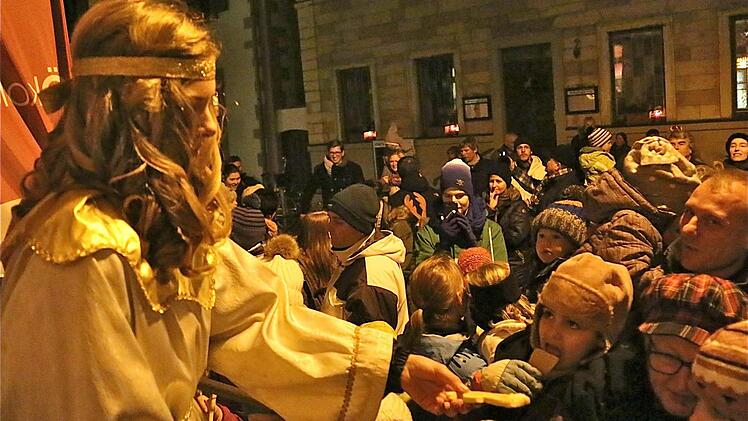 Christkind Christina und die beiden Engel Hannah und Jennifer verteilten Süßigkeiten an kleine Leckermäuler hinter dem Rathaus. Foto: Gerd Schaar