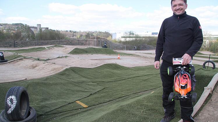 Der neue Vorsitzende des MCT Kulmbach Gerhard Schmögel macht sein Auto startklar: Über die Maifeiertage wird die neue Rennstrecke des MCT eingeweiht. Foto: Sonja Adam