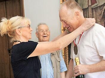 Ehrenpräsident Franz Binder (Mitte) hatte für Helmut Blank den Orden des Fasnachtsverbandes mitgebracht. Brigitte Schaub durfte ihn dem Bürgermeister umhängen. Foto: Heike Beudert