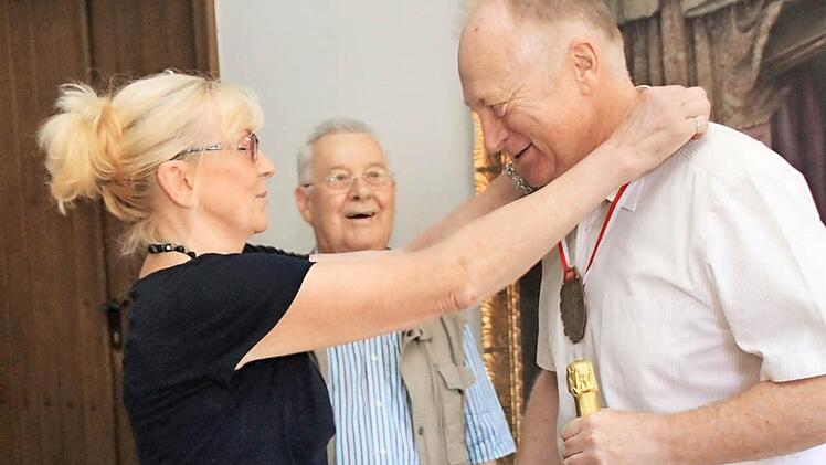 Ehrenpräsident Franz Binder (Mitte) hatte für Helmut Blank den Orden des Fasnachtsverbandes mitgebracht. Brigitte Schaub durfte ihn dem Bürgermeister umhängen. Foto: Heike Beudert