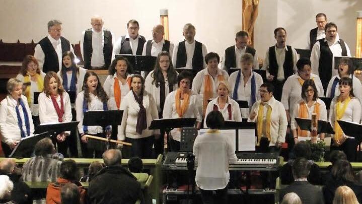 Der Gospelchor bei seinem Auftritt  Foto: Mariell Dörrschmidt