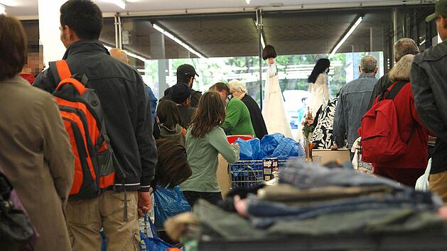 Seit etwa einem Jahr gibt es nach den Beobachtungen des "Hartz & Herzlich"-Teams immer weniger Bedarfseinkäufe von Bedürftigen. Und das Verhalten ist rauer geworden: "Es werden Hosen und Hemden fast wahllos aus den Regalen gerissen", erzählt eine Mitarbeiterin. Foto: Chris Winter
